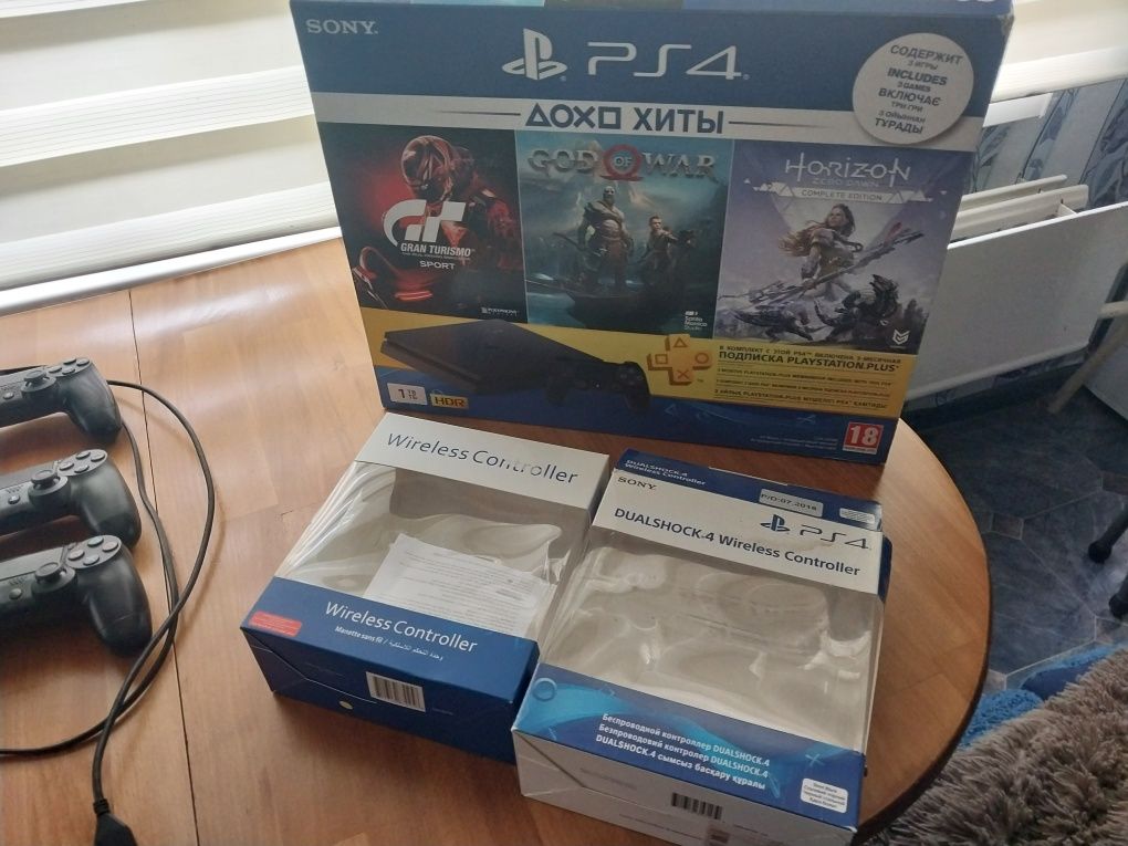 Продам приставку Sony PlayStation 4 SLIM