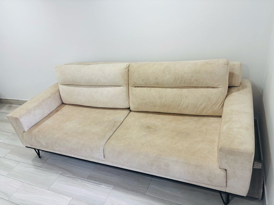 Sofá bege com pouco uso (aberto faz de cama)