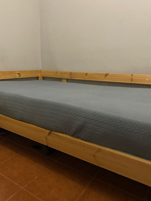 Cama de Solteiro 90x200 cm em Madeira Clara – Em Bom Estado