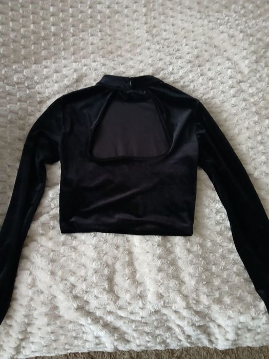 Чорний топ  велюровий з вирізом на спині