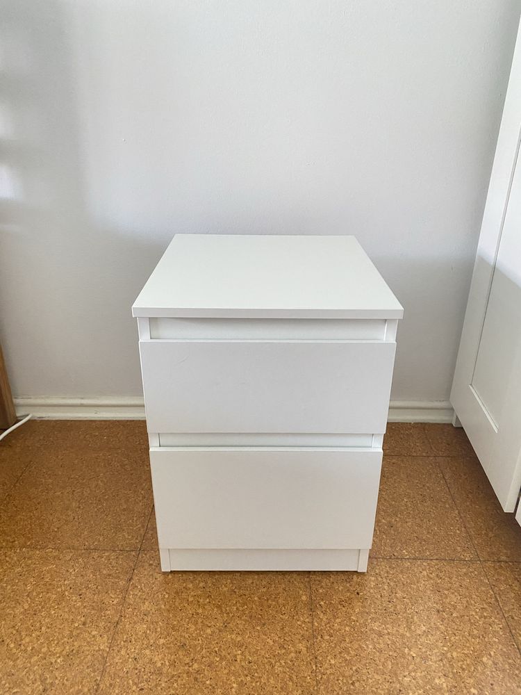 Mesa de cabeceira branca