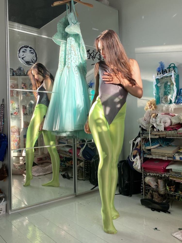 Błyszczące rajstopy oleiste lycra ala latex