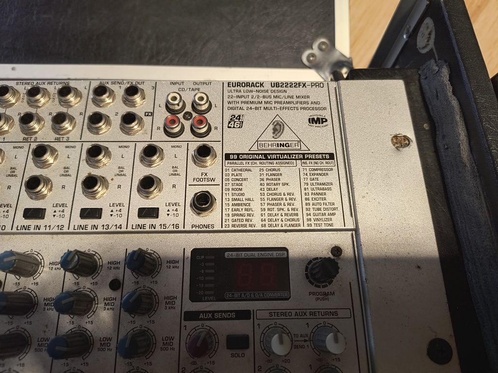 Behringer Eurorack UB2222FX-PRO to analogowy wielokanałowy mixer audio