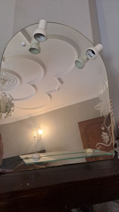 Espelho com prateleira e soquetel de luz