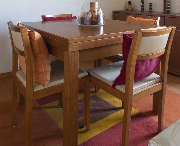 Conjunto mesa extensível e quatro cadeiras em madeira. Muito barato.