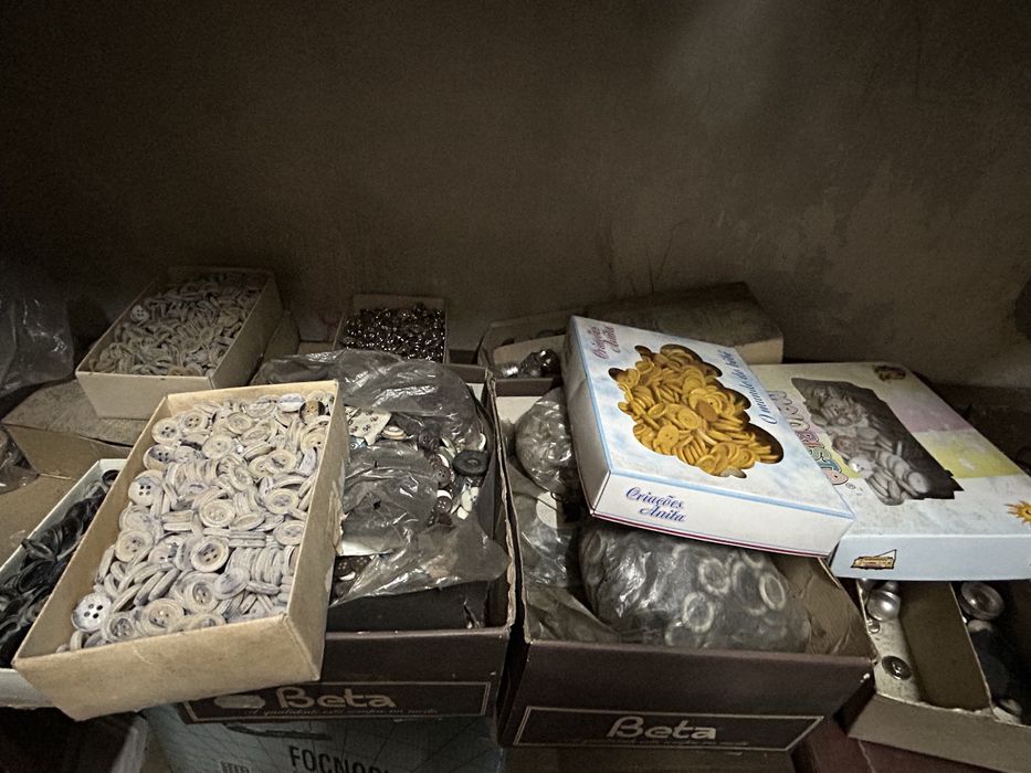 Varios botoes e tecidos de alfaiataria