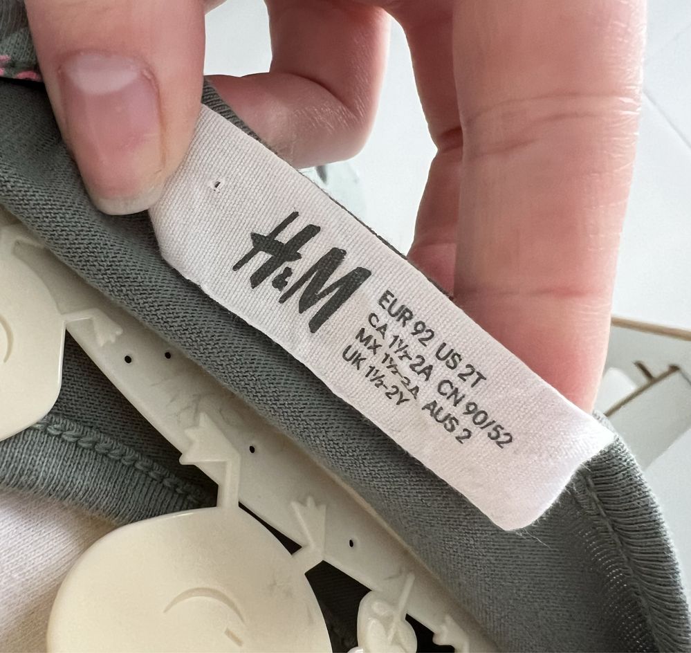 Sukienka H&M r.92 truskawki neonowy róż falbanki lekka lato