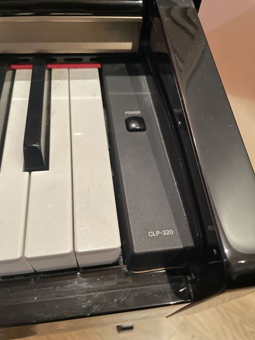 Piano Yamaha Clavinova oferta de Banco CLP-320 - Impecavél