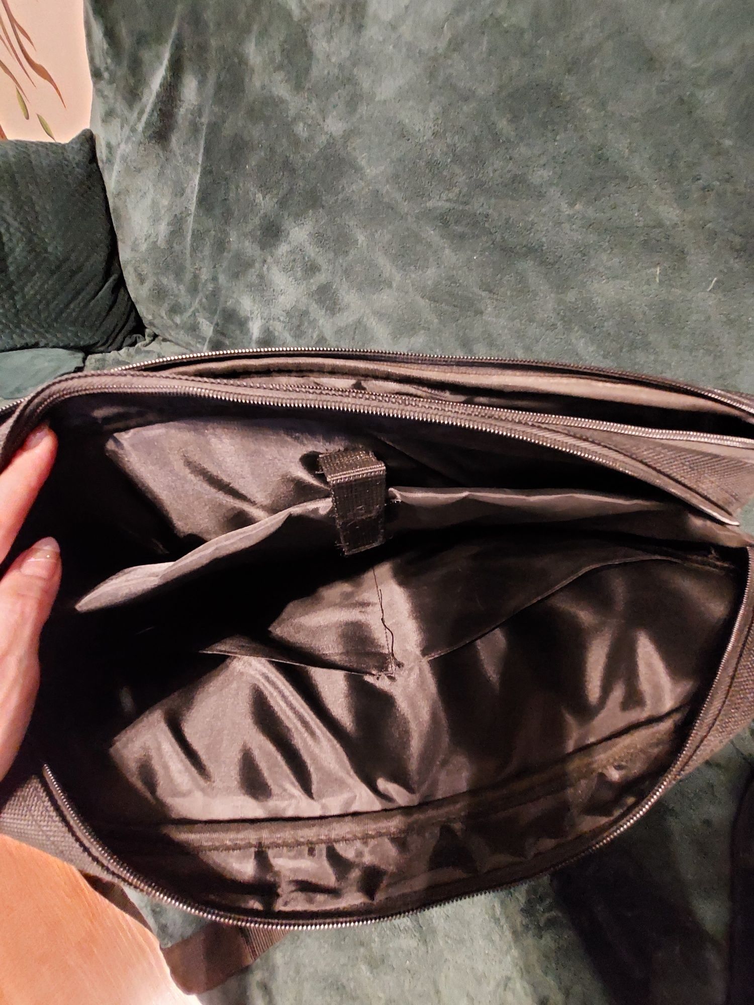 Dużą czarna torba na laptop
