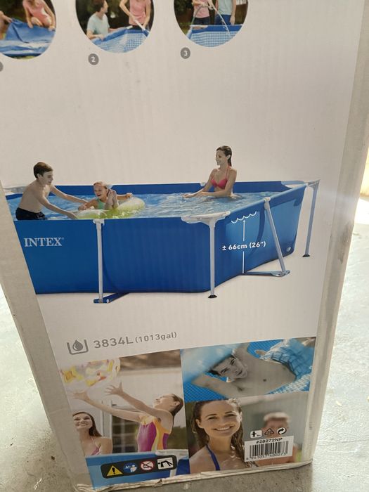Vendo piscina Intex com motor como nova, com cobertura