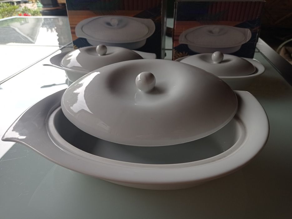 Salaterka z pokrywką 25 cm biała porcelana