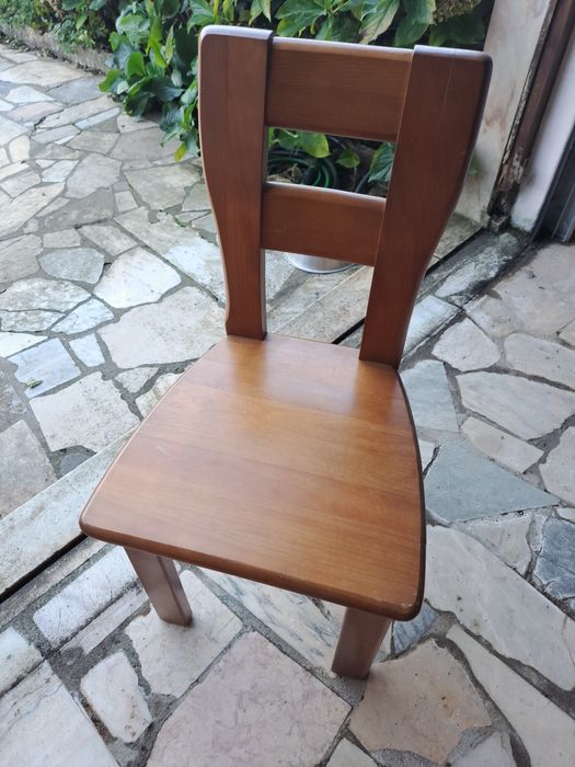 Cama, mesa cabeceira, prateleira e cadeira para quarto