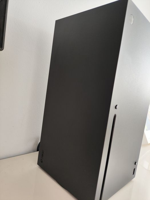 Xbox série x com 2 comandos e jogos