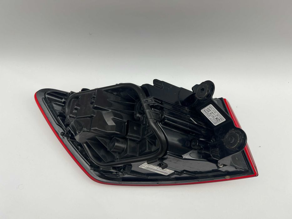 Audi A4 B9 Prawa Błotnik Lampa