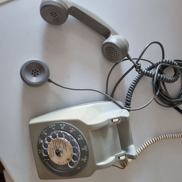 Telefone  antigo com orelha extra