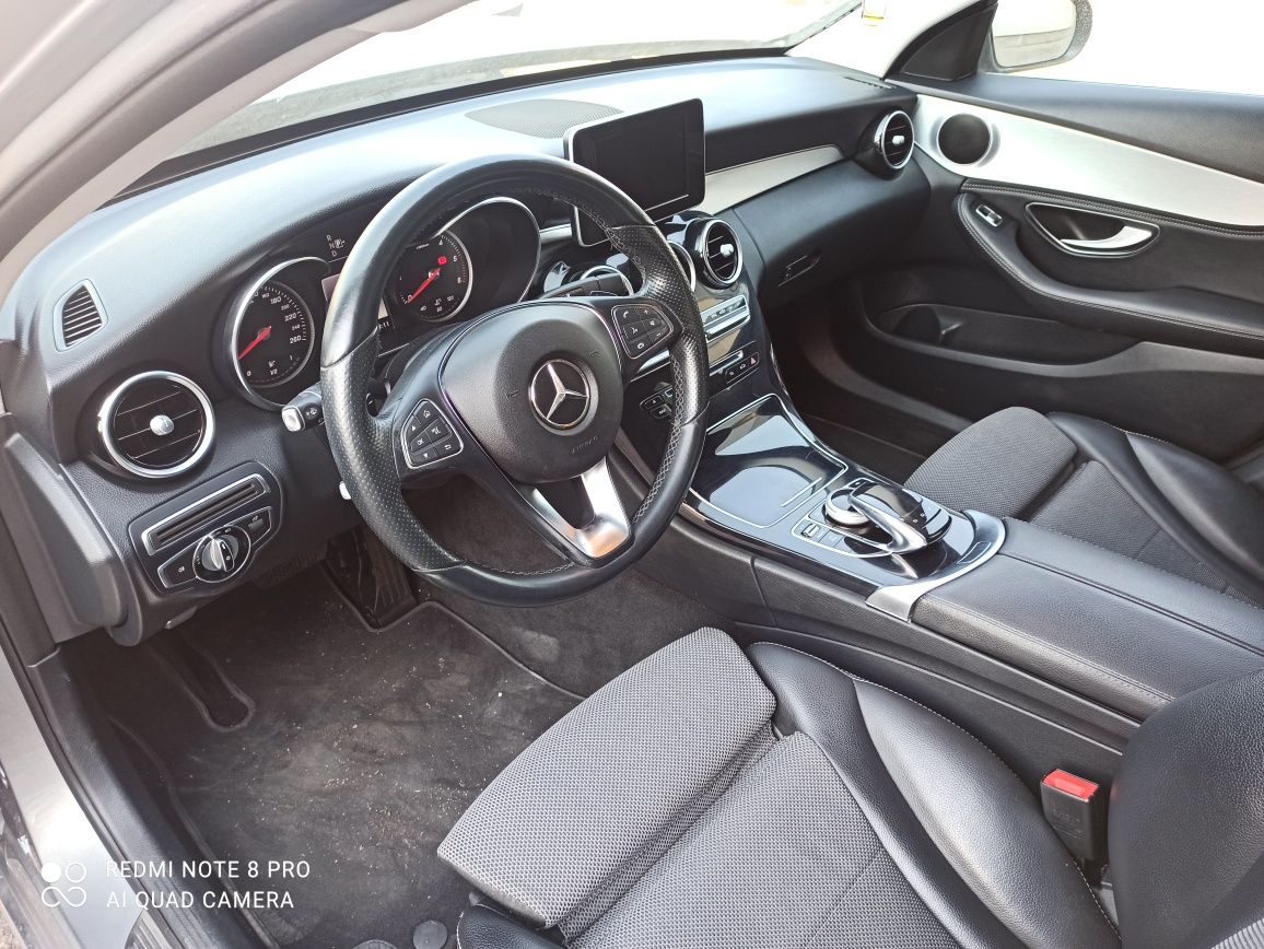 Mercedes C220 com pequeno acidente
