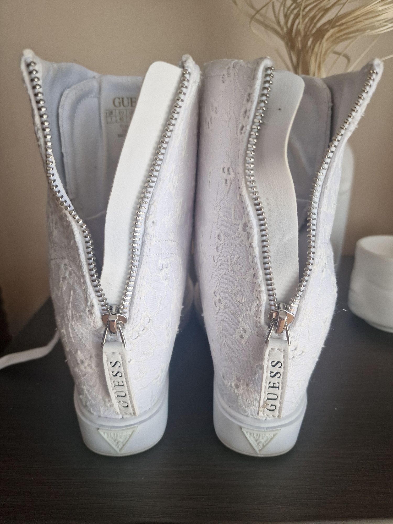 Buty na koturnie Guess
