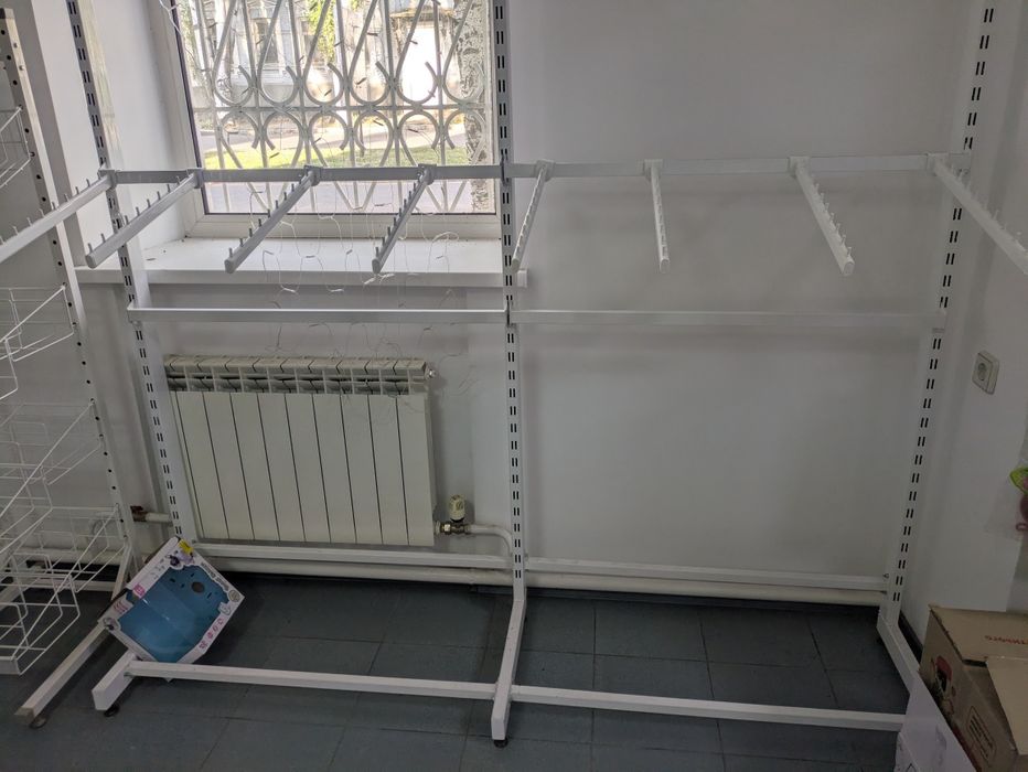 Металевий стелаж для одягу