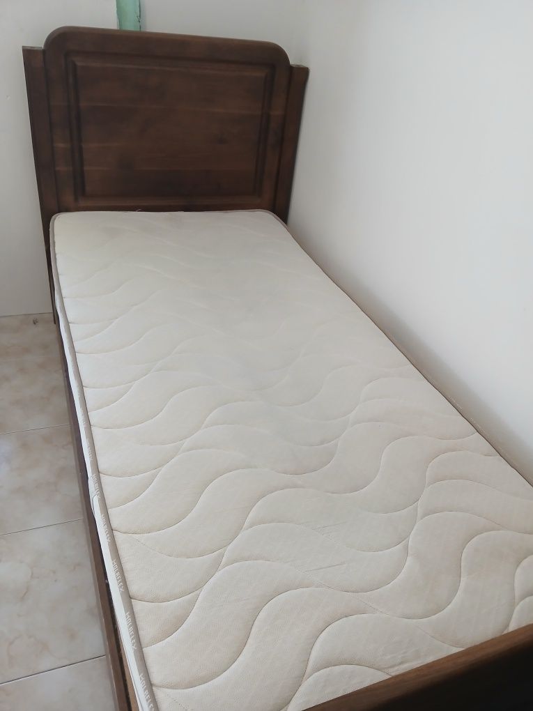 Cama de solteiro de madeira com colchão