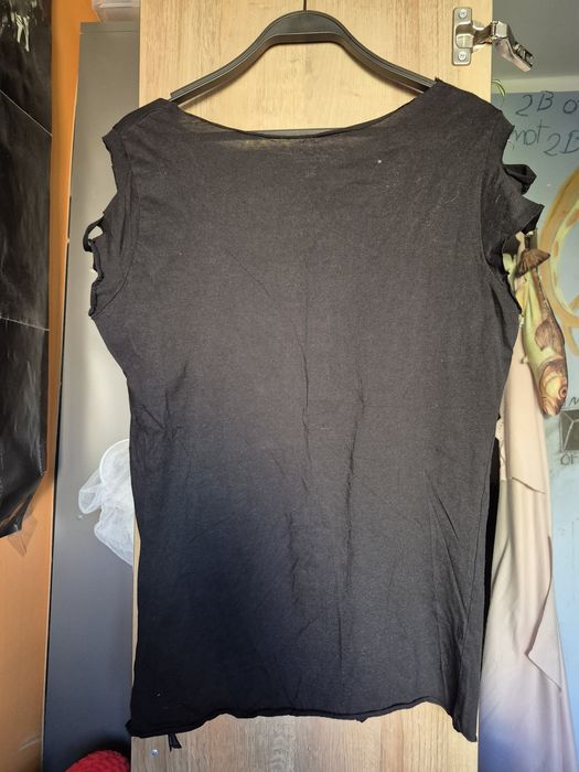 H&M koszulka w dziury i gwiazdki