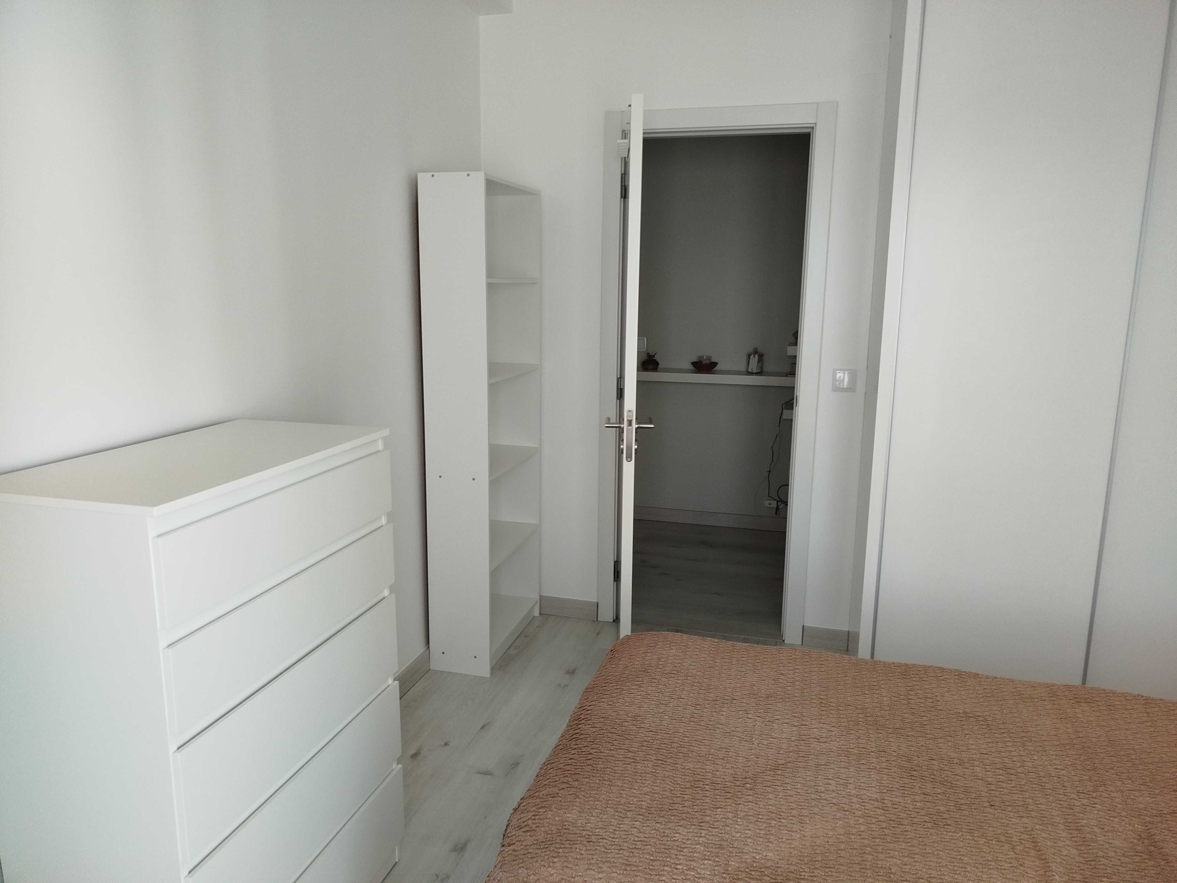 Arrendo quarto junto ao metro ,  Almada