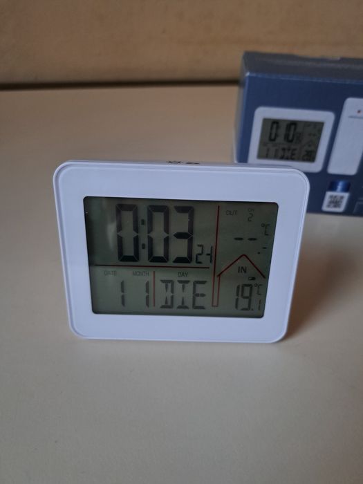 Радіобудильник з температурною станцією.
