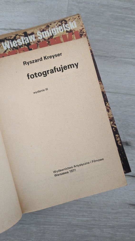 zestaw starych książek o fotografii fotografia aparat