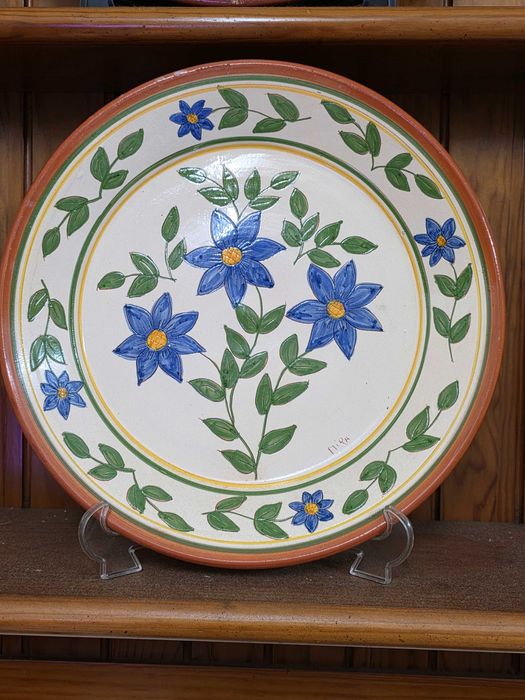 Escaparate e pratos pintados á mão