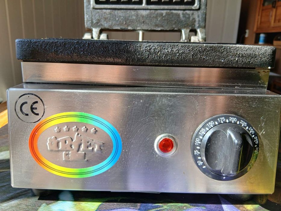 Вафельниця Uret WF