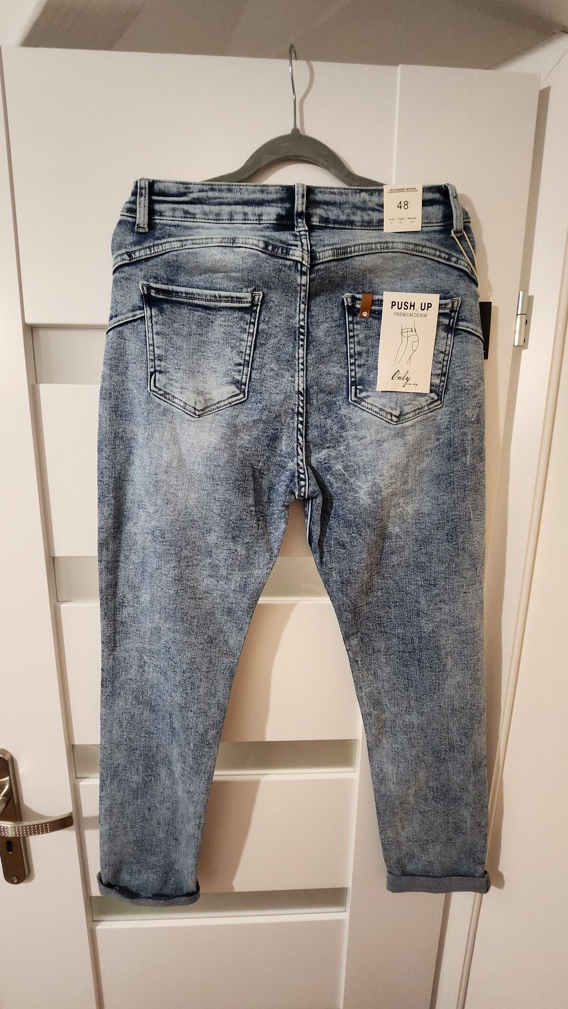 Świetne modne hitowe spodnie jeansy przecierane serduszka push up