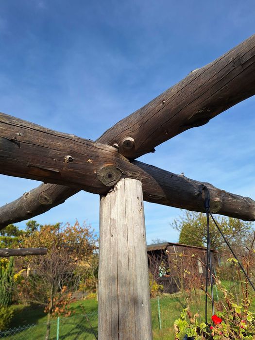 Sprzedam stelaż drewnianej wiaty z bocznymi zasłonami.