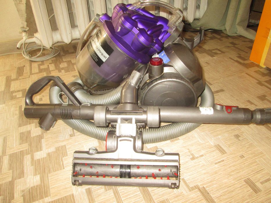 Пылесос Dyson с турбо щеткой
