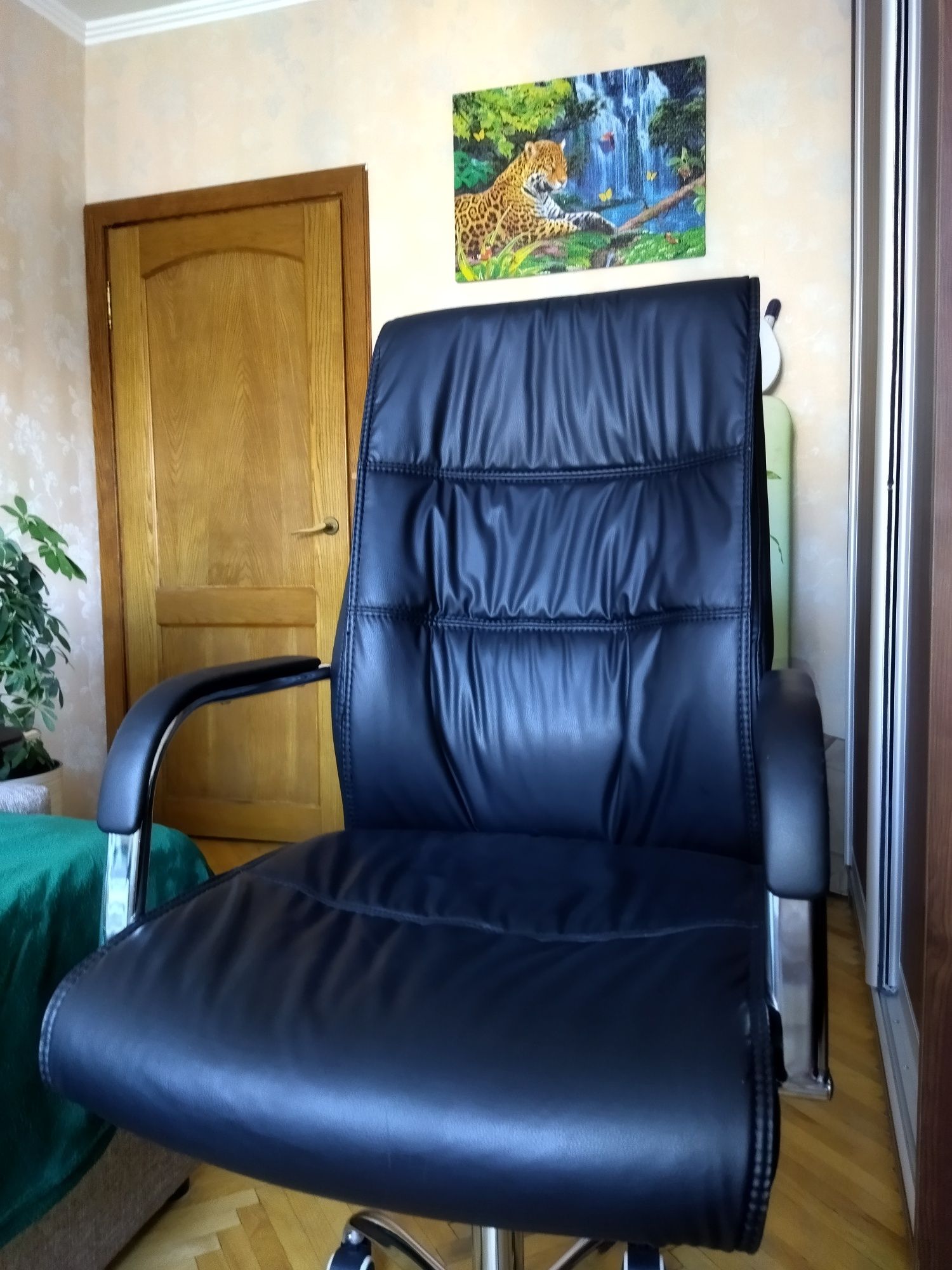 Крісло офісне шкіряне