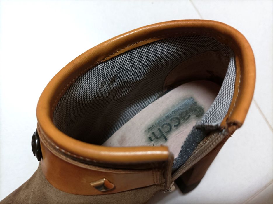 Botas com salto em pele genuína marca Sacchi (T. 39)