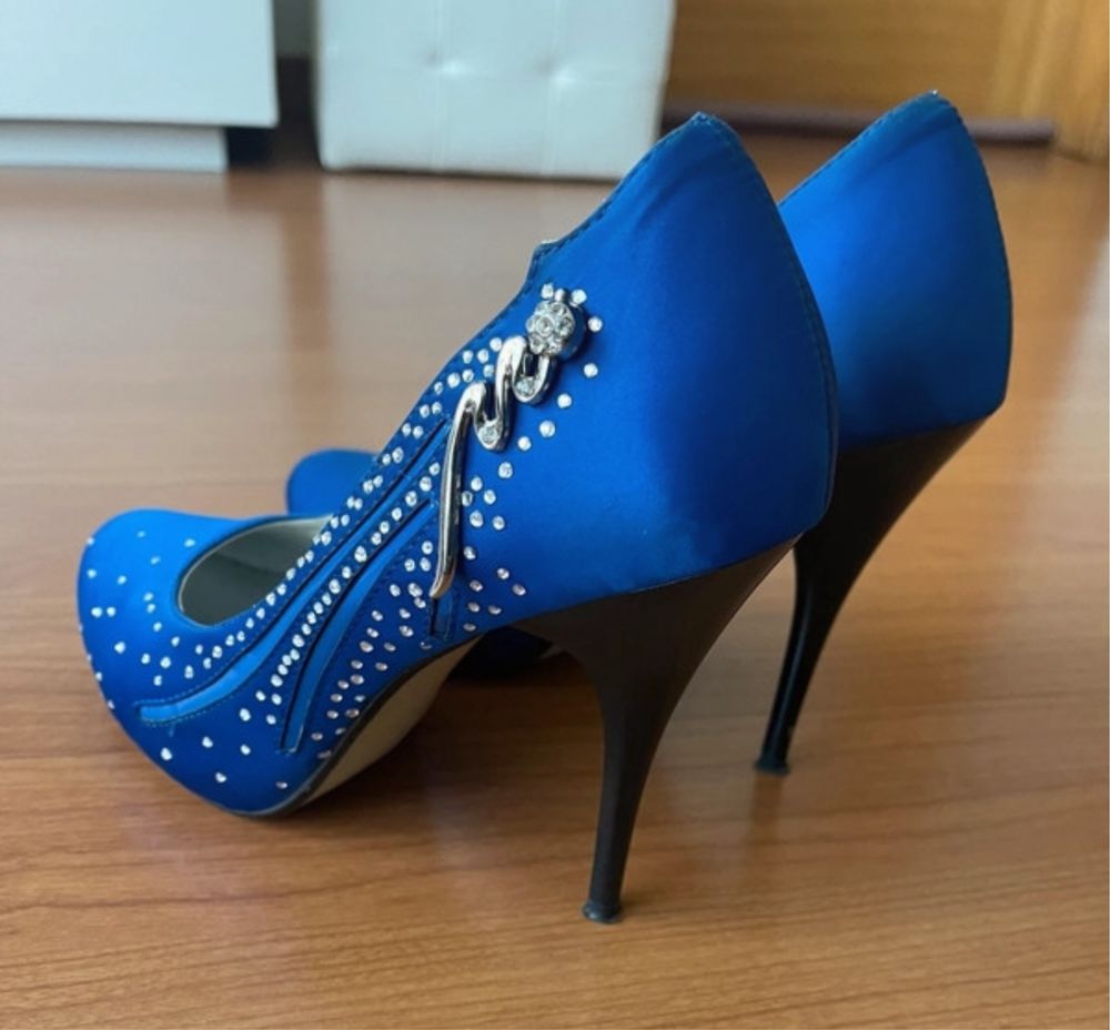 Sapato azulao com brilhantes