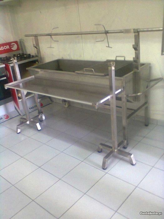 Assador de porco no espeto