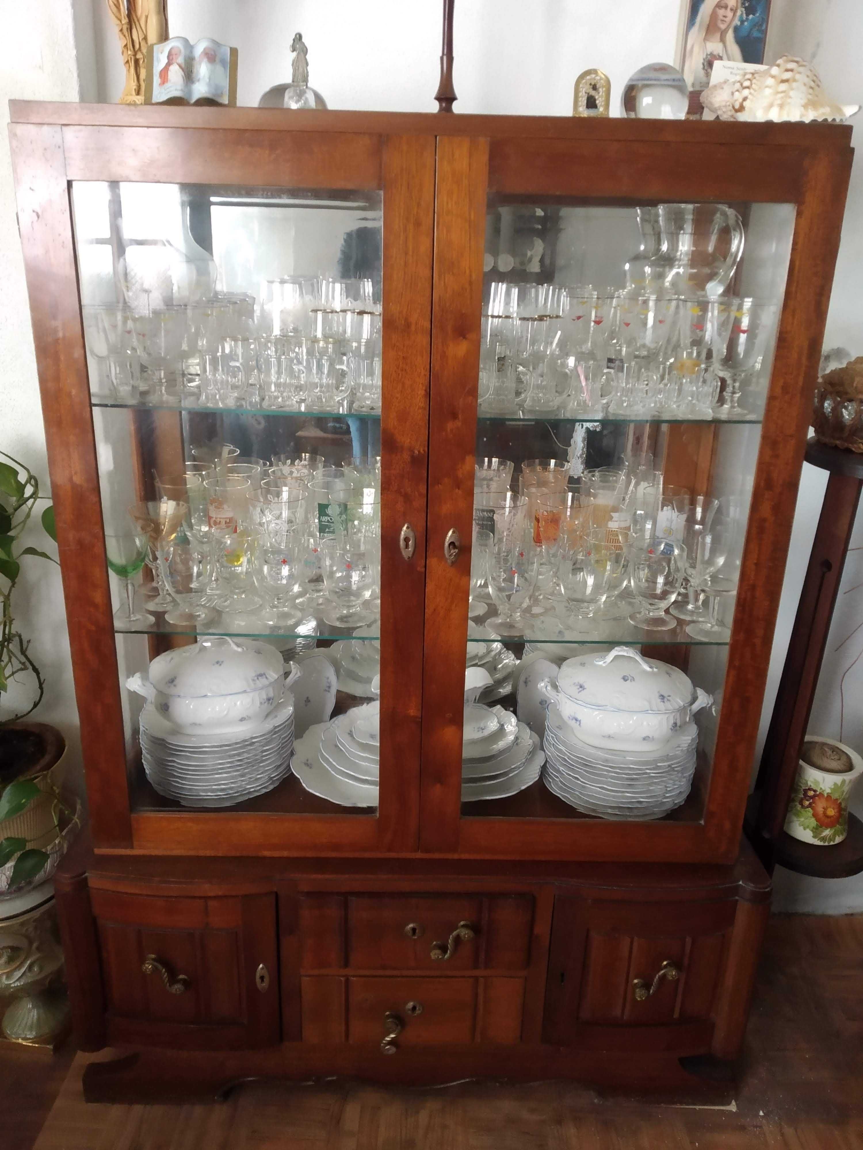 Móveis e peças decorativas