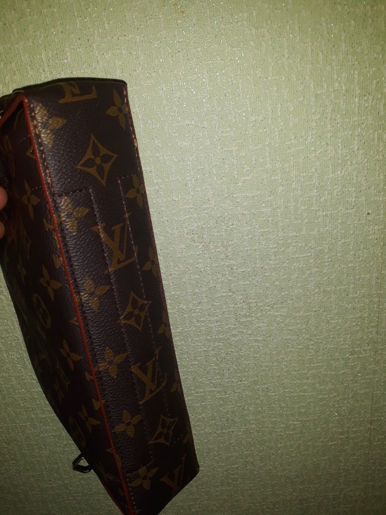 LOUIS    Vuitton