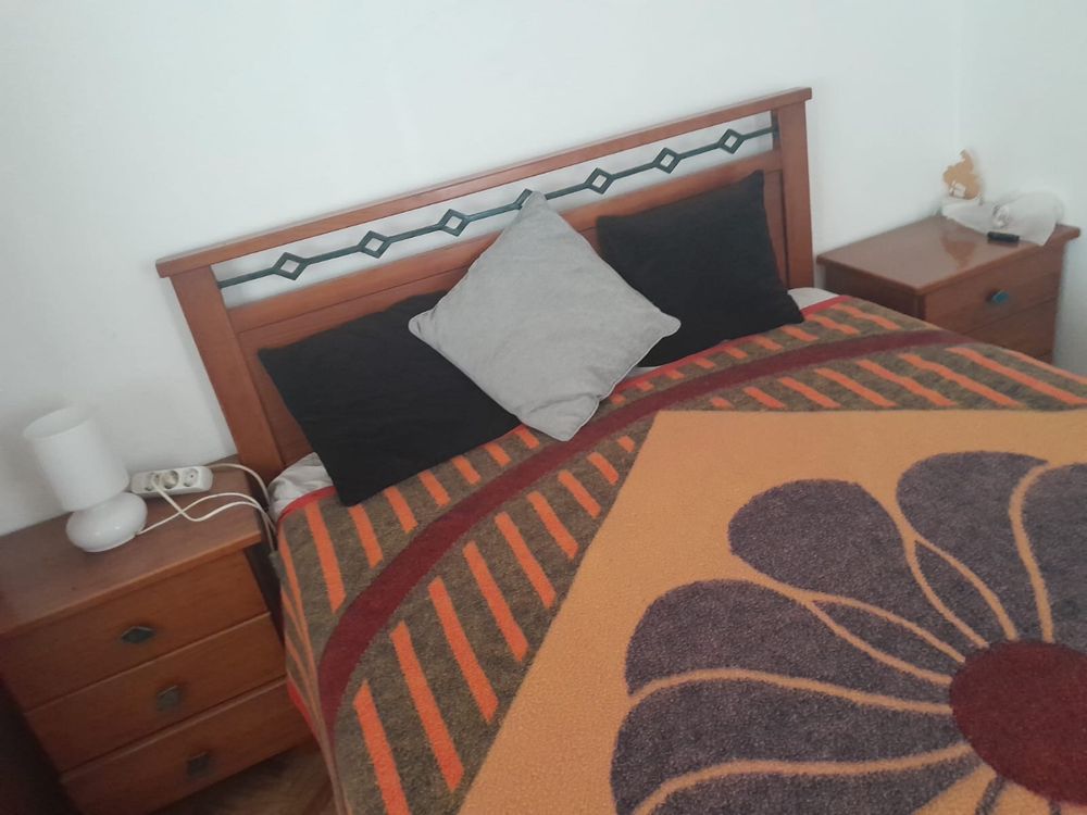 Cama com mesas de cabeceira