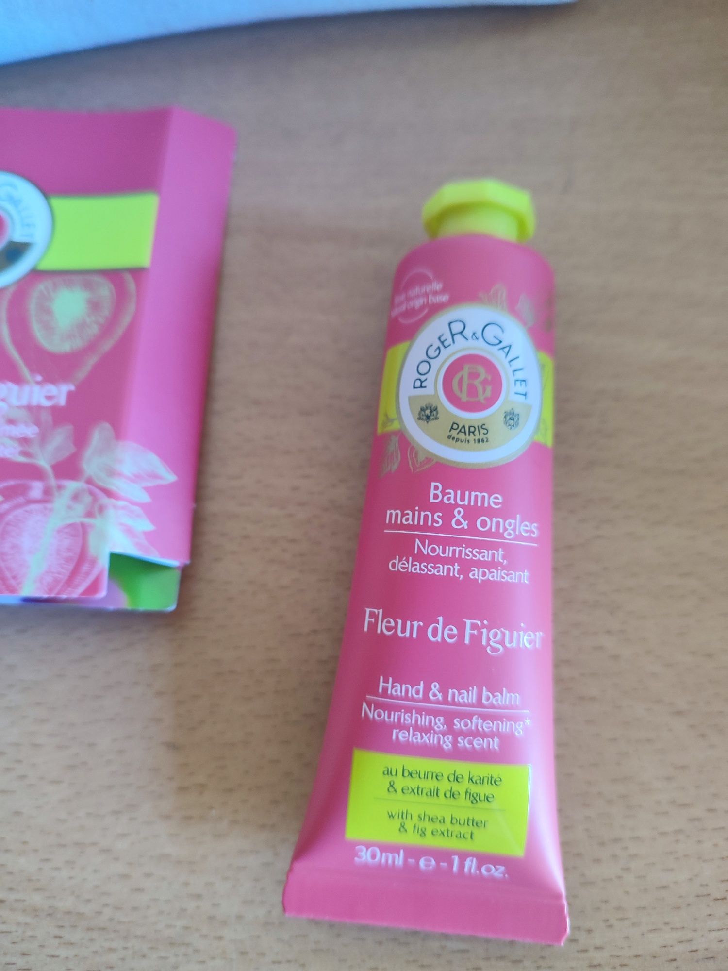 Bolsa com produtos Roger & Gallet