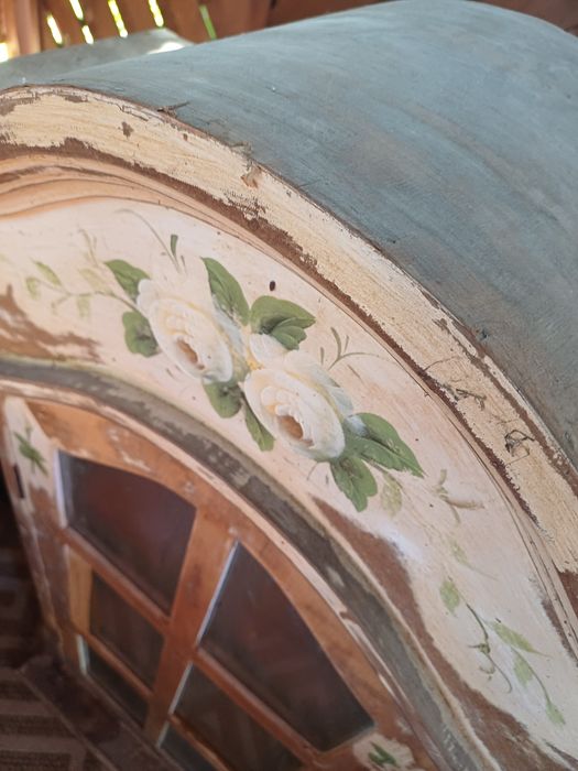 Zabytkowa witryna ręcznie mlowana