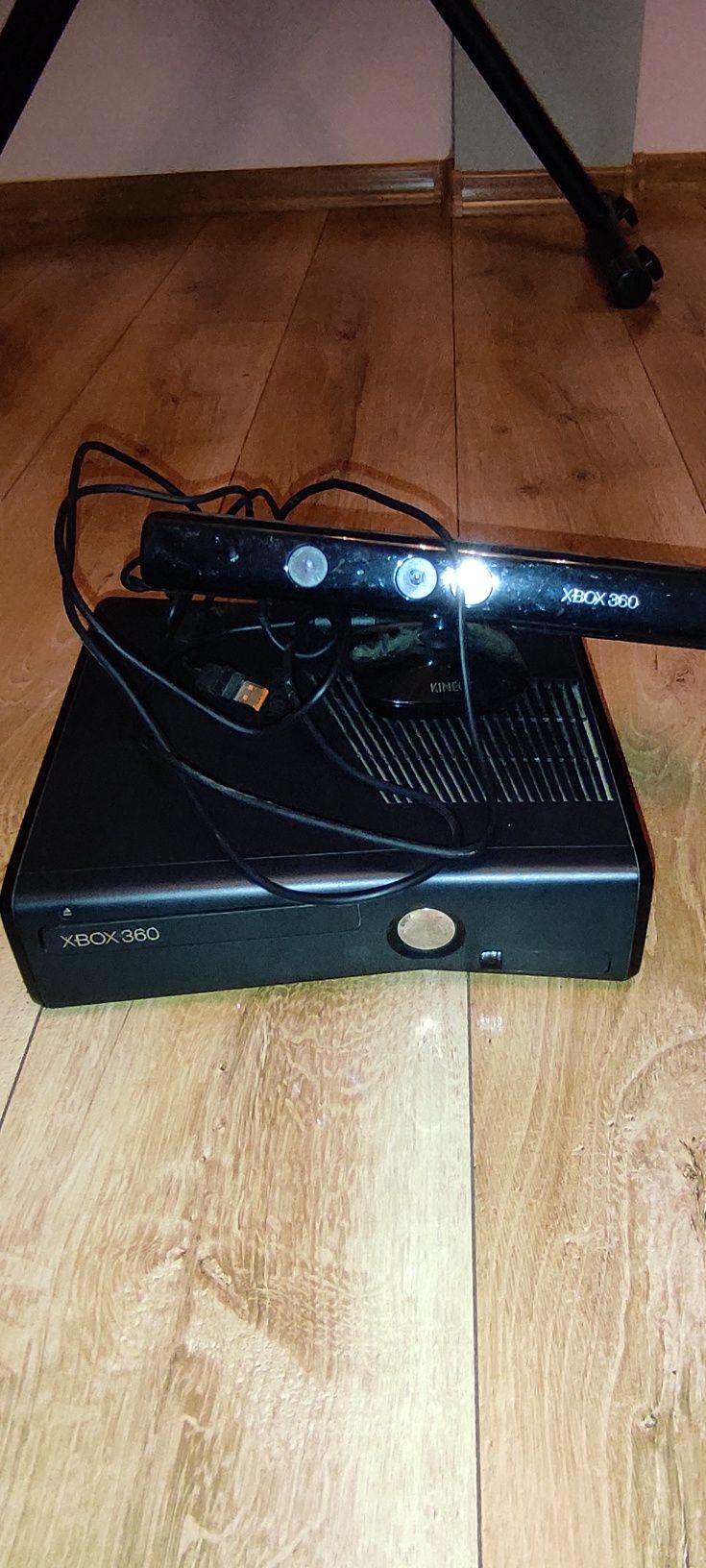 Konsola XBOX 360+KINECT,  2 pady i 2 gry używane