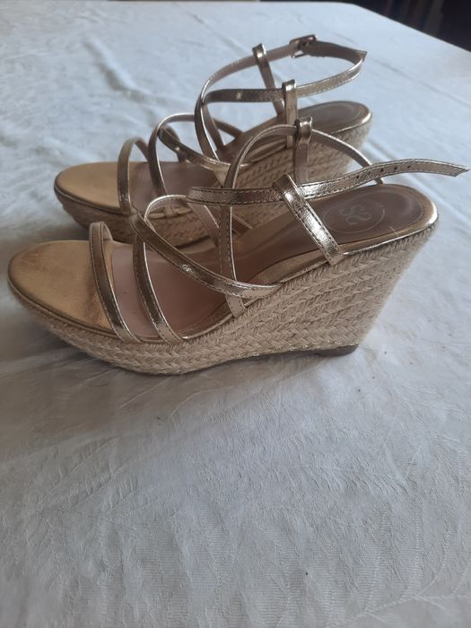 Sandálias tiras douradas