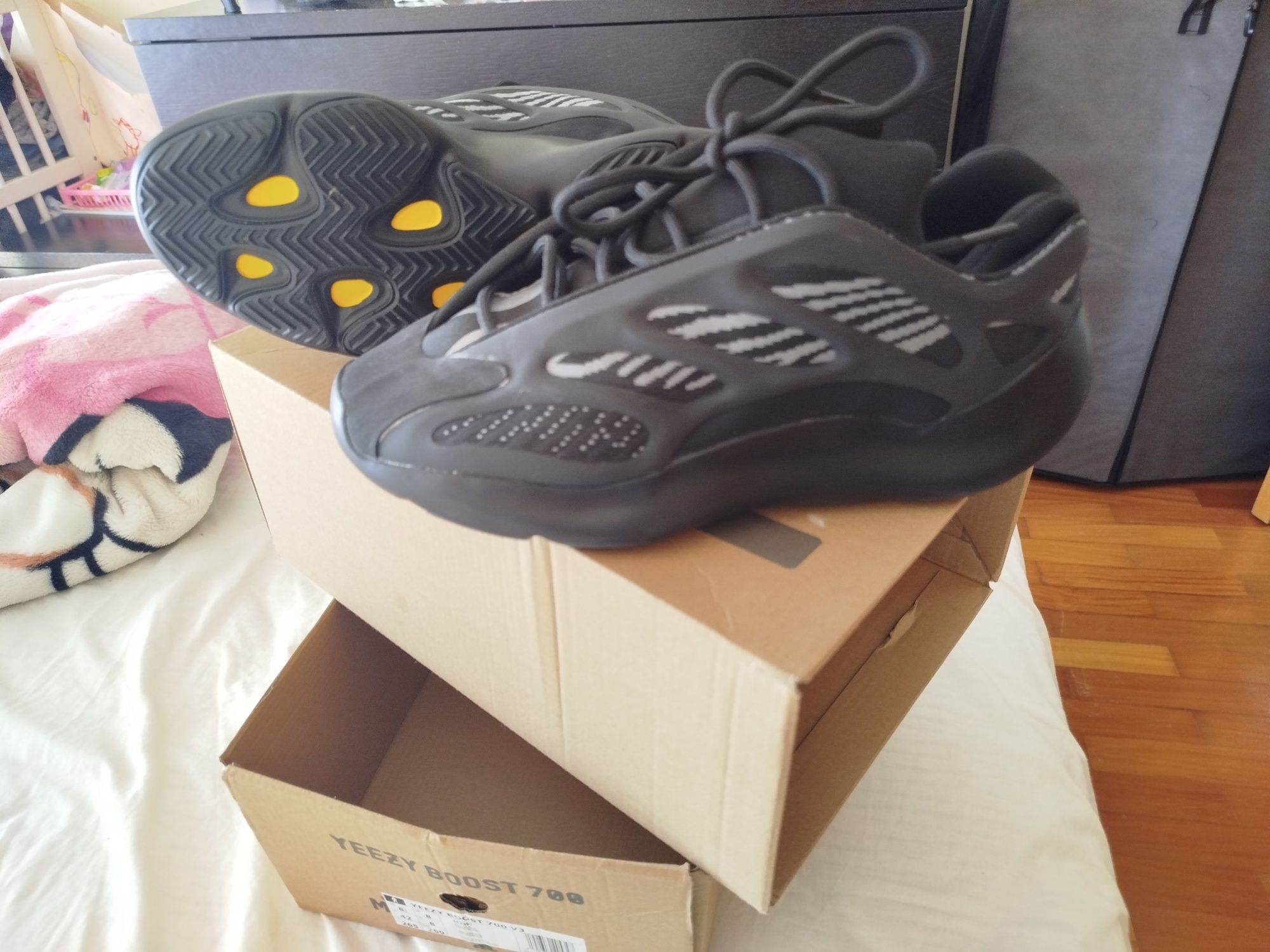 Adidas yeezy Boost 700 v3