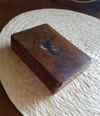Stara drewniana szkatulka pudelko drewno braz dab ptak prl 50 60