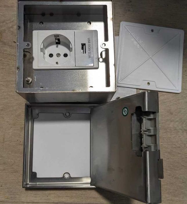 Gniazdo podłogowe elektryczne do zabudowy schuko + złącze usb, stalowe