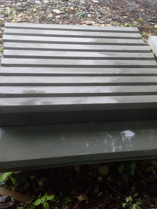 Продам  бордюр  метровий