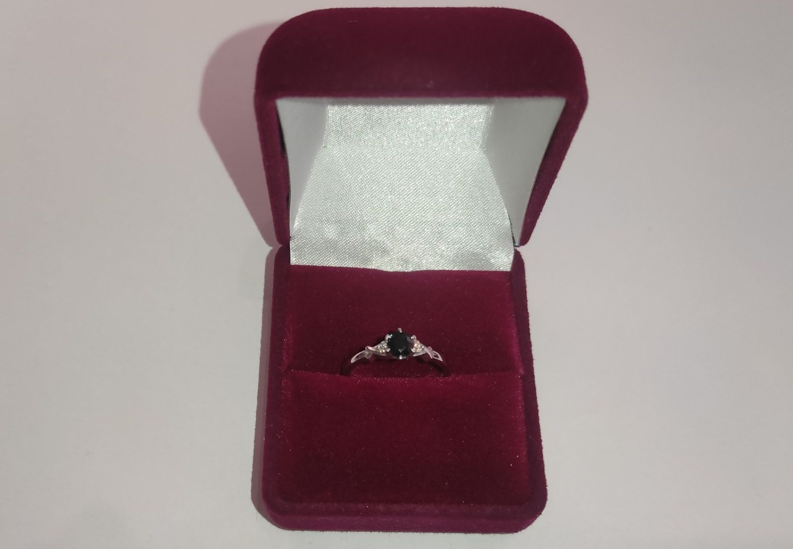 Женское золотое кольцо с сапфиром и бриллиантами 0,04 к Белое золото
