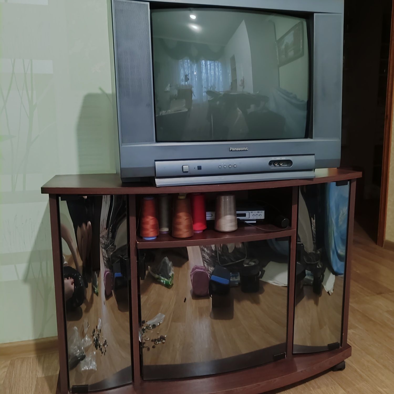 Тумбочка под телевизор и телевизор.