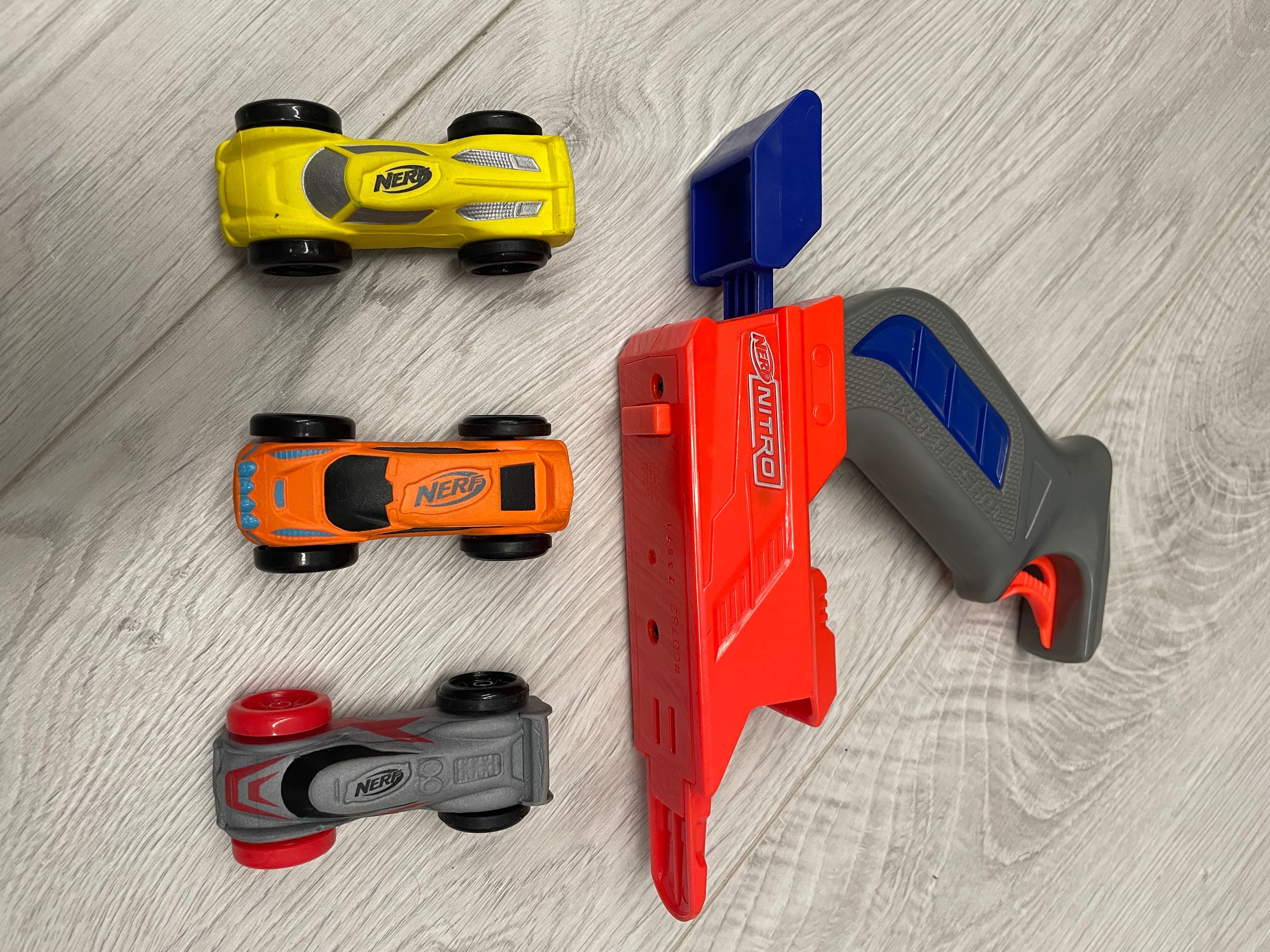 Пусковий пристрій  і чотири машинки Nerf